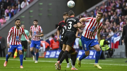 Azpilicueta pelea un balón con Sorloth, en el Atlético - Sevilla