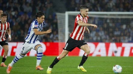 Oihan Sancet conduce el balón ante Gorrotxategi en el  Real Sociedad - Athletic