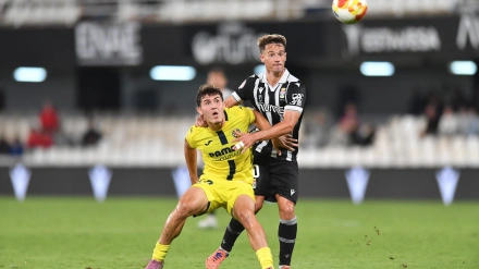 Larrea peleando por un balón con un jugador del Villarreal B