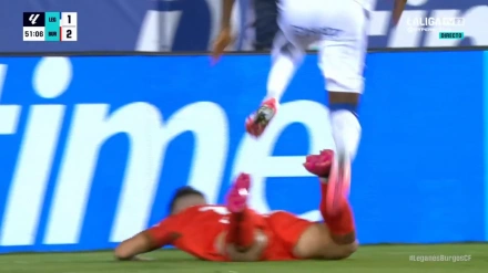 Diawara se dispone a saltar sobre Curro en la jugada de la polémica del Leganés-Burgos.