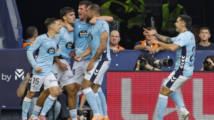 Los jugadores del Celta celebran el gol de Miguel Román ante el Levante