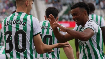 Los jugadores del Córdoba celebran uno de los goles ante el Ceuta