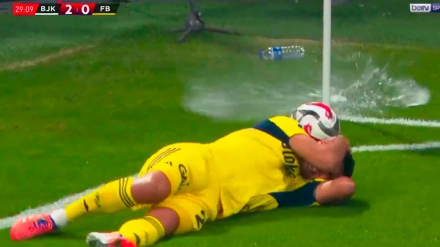 Lluvia de botellas sobre Marco Asensio durante el Besiktas-Fenerbahçe