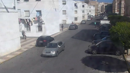 Imagen en la que se ve al individuo trasladando el cadáver