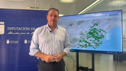 Diputado con la Red Ametse en la pantalla