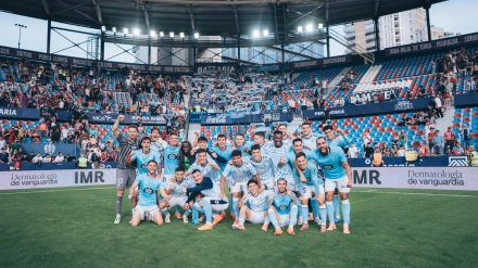 El equipo celebró con la afición el tirunfo en el Ciutat de Valencia