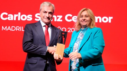 El piloto Carlos Sainz recibe el premio 'Madrileño del año'