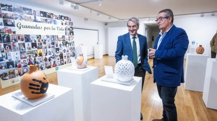 Los presidentes de la Caja Rural y la AECC en Granada, Antonio León y José Javier García Montero
