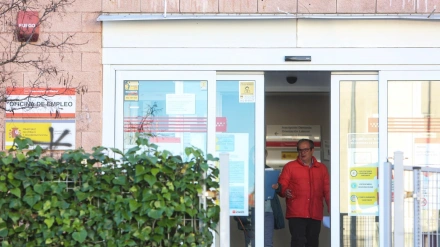 Una persona sale de la oficina del Servicio Público de Empleo Estatal