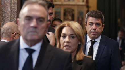 El president de la Generalitat Valenciana, Carlos Mazón (detrás), llega a la lectura de la declaración institucional con motivo del primer aniversario de la dana