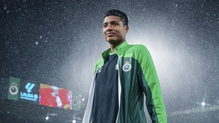 Jeremy bajo la lluvia chándal