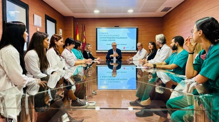 El consejero preside en el hospital de Lorca una reunión con representantes de los dos nuevos comités