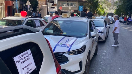 Los taxistas de Alicante han cortado la Rambla de Méndez Núñez de Alicante.