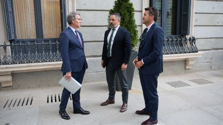 Imagen de archivo de una conversación en el patio del Congreso entre Feijóo y Abascal