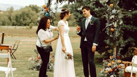 Isabel de Felipe junto a los novios