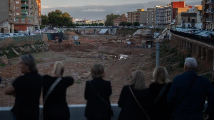 Varias personas hacen una cadena humana para homenajear a las víctimas de la dana