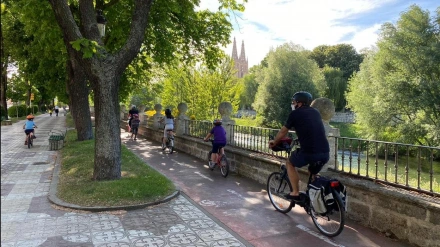 Ciclistas por el centro de Burgos