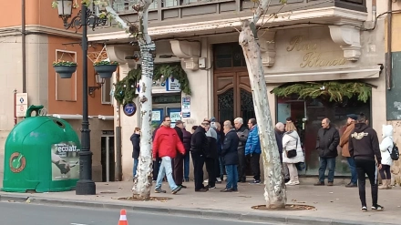 Colas en la administración nº6 de Logroño