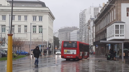 Bus circulando en La Marina (A Coruña)