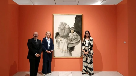 De izquierda a derecha el director comercial de CaixaBank en Granada y Jaén, Amador Carmona, la presidenta de CajaGranada Fundación, María Elena Martín-Vivaldi, y la comisaria de la exposición 'Bodegón', María Toral