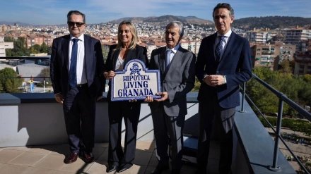 La alcaldesa de Granada, Marifrán Carazo, y el director general de Caja Rural Granada, Jerónimo Luque, en la presentación de la hipoteca Living Granada