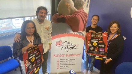 Bea y Natalia, de la Asociación Bicos de Papel, junto a la jefa de servicio de humanización y atención al paciente del CHUO, Belén Piñeiro en los estudios de COPE Ourense