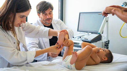 La SPG50 es una enfermedad grave que provoca serios retrasos en el desarrollo motor y cognitivo, afecta el lenguaje y causa microcefalia.