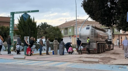 Colas para conseguir agua en Roldán
