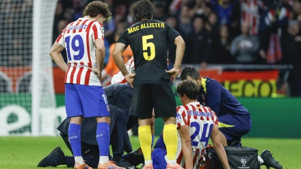 Robin Le Normand es atendido por los servicios médicos tras el golpe en la rodilla.