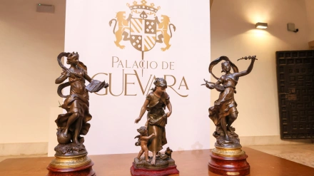 Imagen de las tres estatuillas restauradas, que se incorporarán al museo del Palacio de Guevara