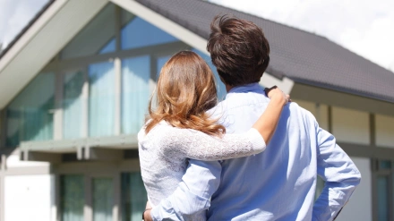 Una pareja mira una casa