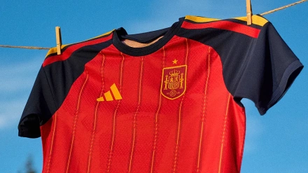 España ha presentado su camiseta para el Mundial 2026, que estrenará en el partido ante Turquía.