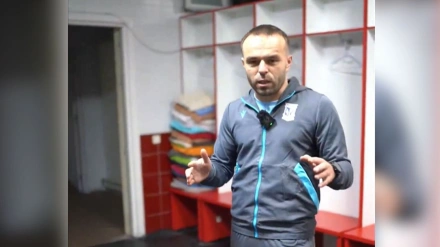 El miembro del staff técnico enseña una pila de toallas de diferentes colores