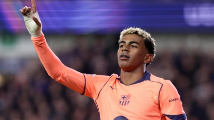 Lamine Yamal celebra el gol del Barcelona al Brujas