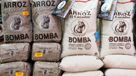 Arroz para paella Bomba a la venta en el Mercado Central de Valencia.
