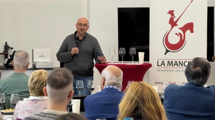 Ángel Ortega, gerente de la DO La Mancha, durante una cata comentada