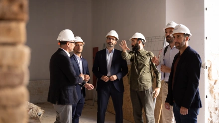 El alcalde de Águilas y el delegado del Gobierno, ambos en el centro, durante su visita a las obras de rehabilitación de la Casa Ruano