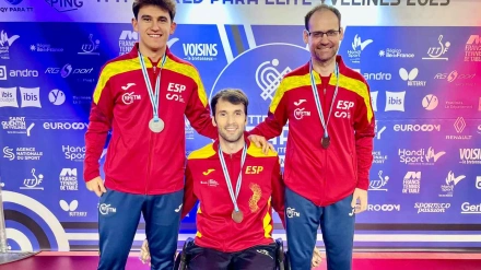 Dani Rodríguez, en el centro, junto a sus dos compañeros del equipo nacional