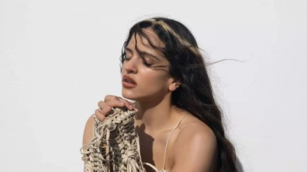 Rosalía, en una imagen promocional de su nuevo disco, 'Lux'