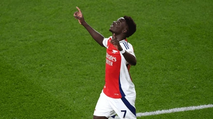 Saka celebrando un gol