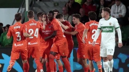Los jugadores de la Real Sociedad celebran el empate contra el Elche