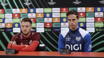 Iván Balliu e Íñigo Pérez, en la rueda de prensa previa al partido ante el Lech Poznan.
