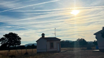 Una de las imágenes con las que Alfonso Pérez Muñoz denuncia las estelas en los cielos.