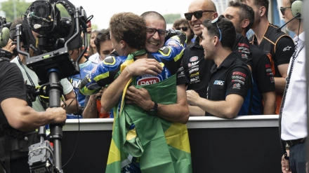 Diogo Moreira celebra su victoria con los miembros de su equipo.