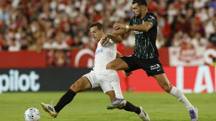 SEVILLA, 12/09/2025.- El defensa del Sevilla César Azpilicueta (i) pelea un balón ante el delantero del Elche Rafa Mir este viernes, durante el partido de la jornada 3 de LaLiga EA Sports, que disputan Sevilla FC y Elche CF, en el estadio Ramón Sánchez-Pizjuán de la capital andaluza. EFE/ Julio Muñoz