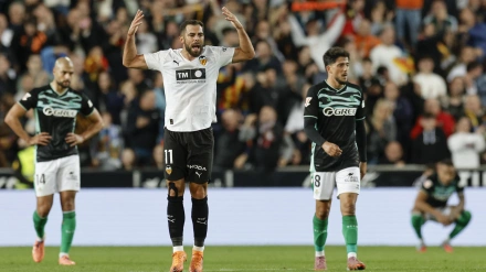 Luis Rioja celebra el gol del Valencia al Betis