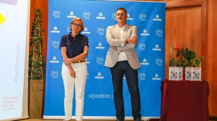 La alcaldesa de Xàbia, Rosa Cardona, y el edil de Comercio, Juanlu Cardona, durante la última gala del comercio en Xàbia