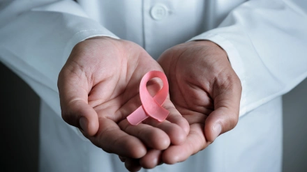 Imagen de recurso de un médico con un lazo rosa para la concienciación sobre el cáncer de mama