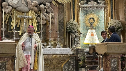 Acto de entrega del manto en el Camarín de la Virgen