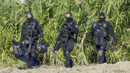 Agentes de policía desplegados frente a la nave en la que se encuentra atrincherado en Isla Mayor (Sevilla)